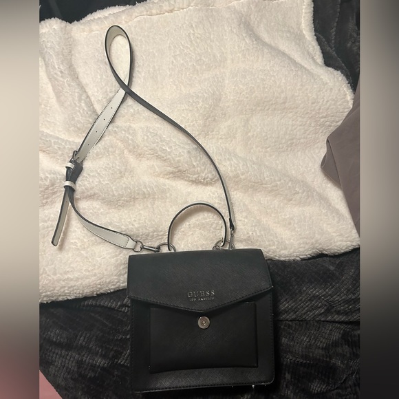 Black and white GUESS purse - Picture 1 of 7